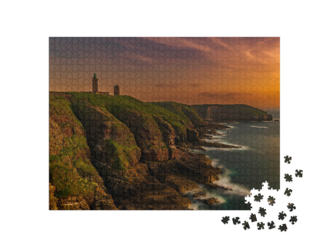 Puzzle de 1000 pièces « Paysage du phare du Cap Fréhel dans les Côtes d'Armor. Coucher de soleil sur le Cap Fréhel. »