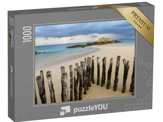 Puzzle de 1000 pièces « Fort National à Saint-Malo et troncs de brise-lames sur la plage d'Eventail à marée basse, Bretagne »