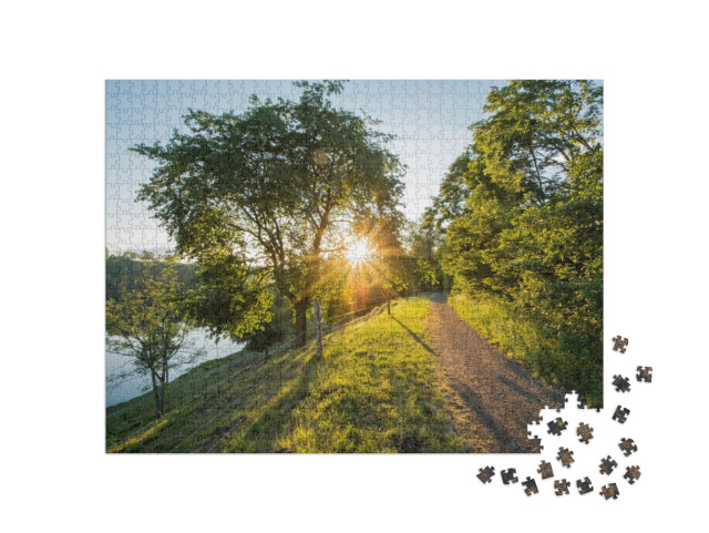 Puzzle de 1000 pièces « Ambiance du soir au Weinfelder Maar dans l'Eifel, Allemagne »