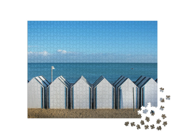 Puzzle de 1000 pièces « Yport, plage avec cabines de plage au bord de la Manche bleue »