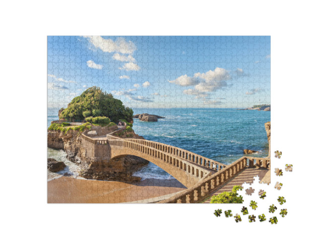 Puzzle de 1000 pièces « Pont vers la petite île près de la côte à Biarritz, France »