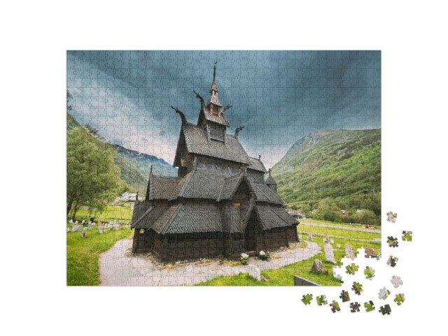 Puzzle de 1000 pièces « Stavkirke, une église en bois à trois nefs en forme de bâton, Borgund, Norvège »