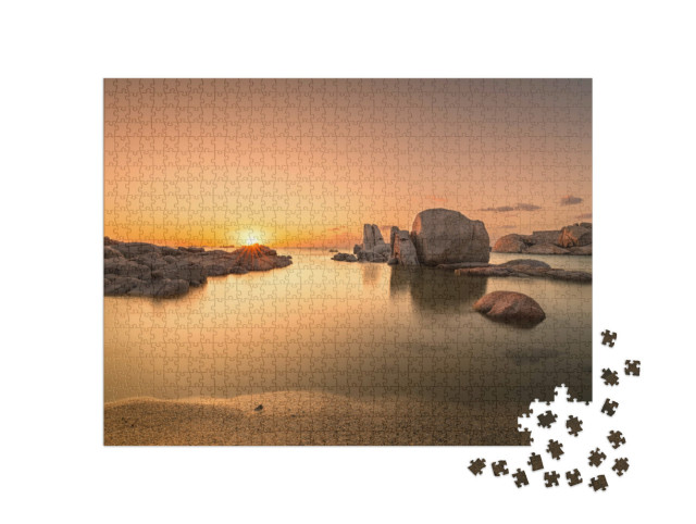 Puzzle de 1000 pièces « Lever de soleil sur une Méditerranée calme, directement sur la plage de l'île de Cavallo en Corse »