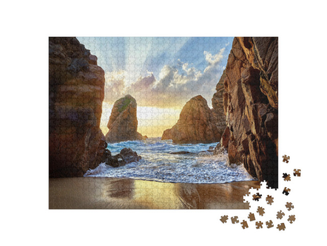 Puzzle de 1000 pièces « Plage de sable entre des rochers le soir, Cap Roca, Portugal »
