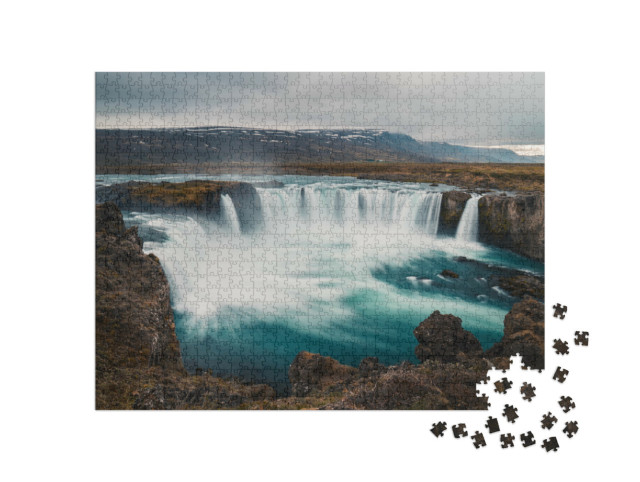 Puzzle de 1000 pièces « Godafoss : célèbre cascade d'Islande, vue depuis la rive en pierre »