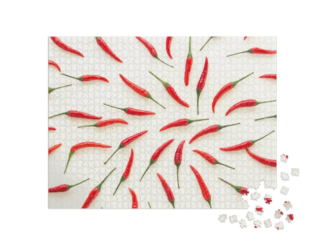 Puzzle de 1000 pièces « Une quantité de piments rouges sur un fond blanc »