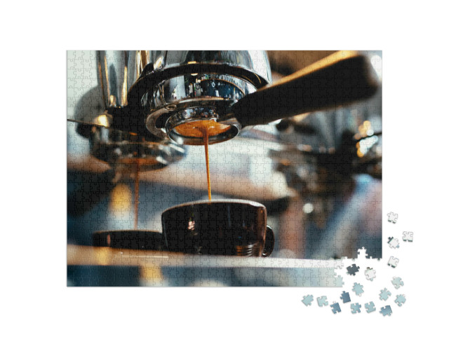 Puzzle de 1000 pièces « Gros plan sur l'espresso qui s'écoule de la machine à café »