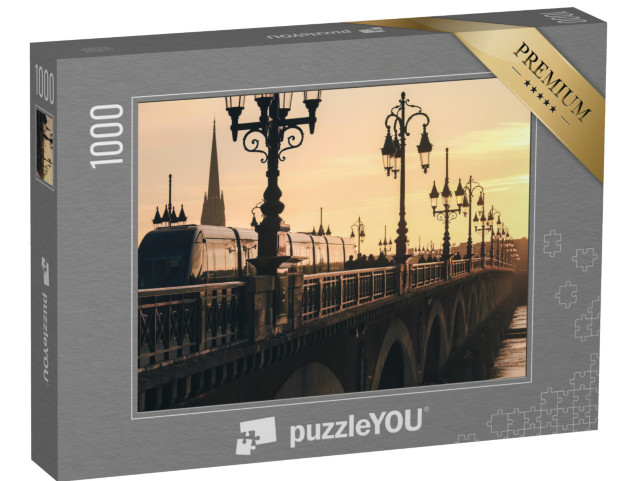 Puzzle de 1000 pièces « Tramway moderne sur le pont de Pierre à Bordeaux au coucher du soleil »