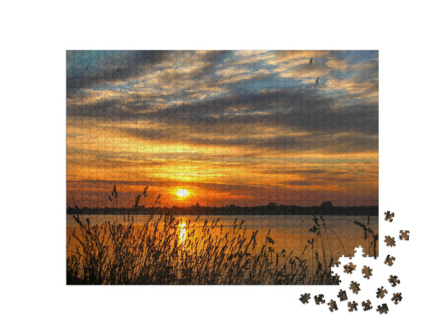 Puzzle de 1000 pièces « Coucher de soleil sur une rivière calme »