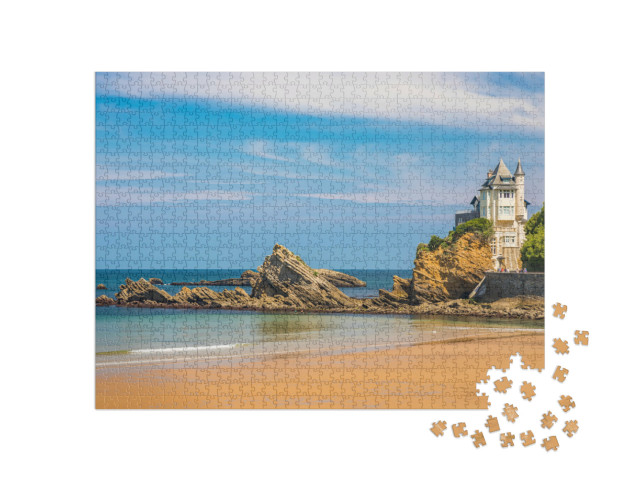 Puzzle de 1000 pièces « Villa Belza et rochers sur la plage de la Côte des Basques à Biarritz, France, un jour d'été »