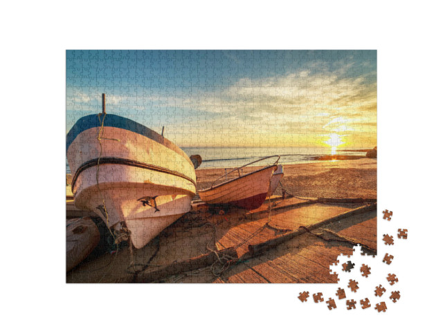 Puzzle de 1000 pièces « Bateaux de pêche en bois dans un petit port sur la plage au coucher du soleil »