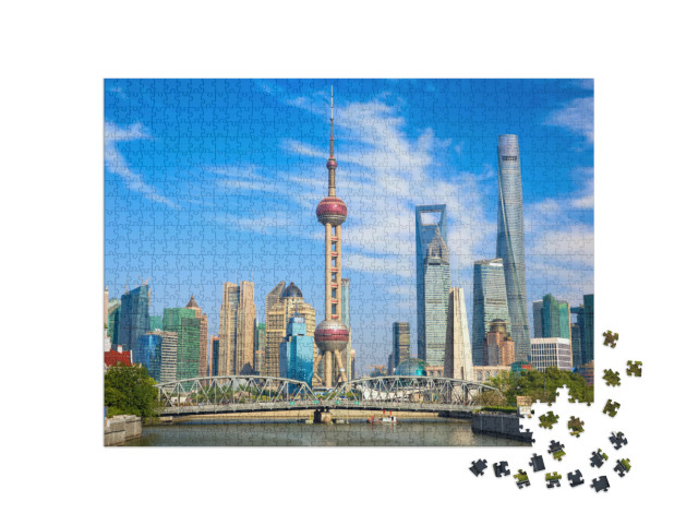 Puzzle de 1000 pièces « Skyline de Shanghai avec le pont historique Waibaidu, Chine »
