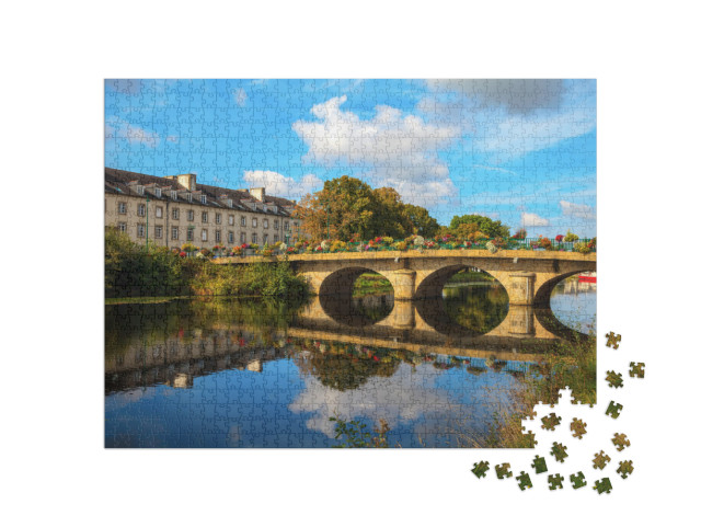 Puzzle de 1000 pièces « Reflet d'un pont sur le canal Nantes-Brest à Pontivy en Bretagne France »