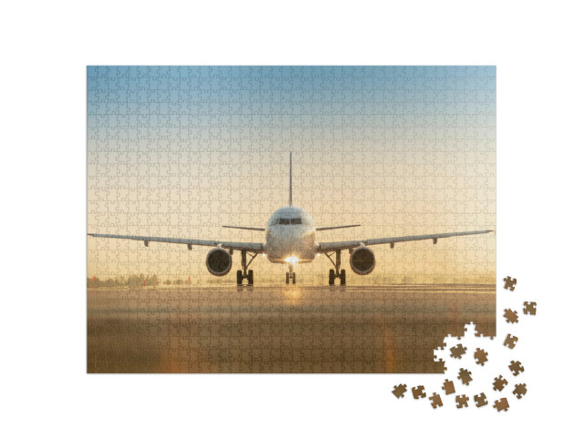 Puzzle de 1000 pièces « Avion sur la piste d'atterrissage au coucher du soleil »