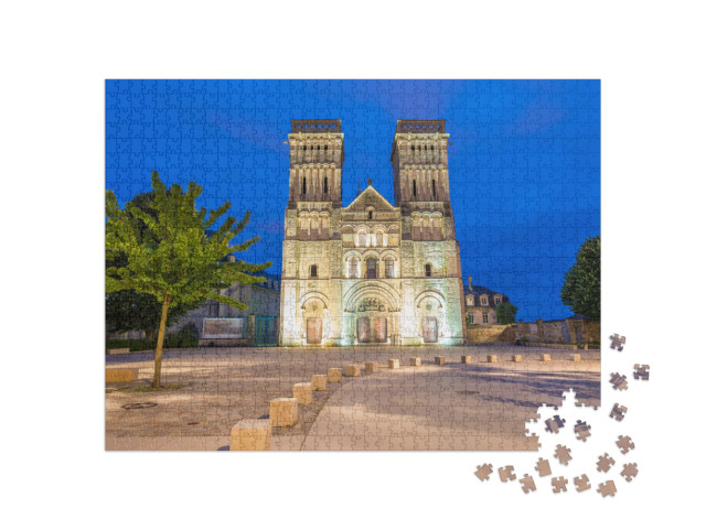 Puzzle de 1000 pièces « Abbaye aux Dames à Caen, France. Vue nocturne. »