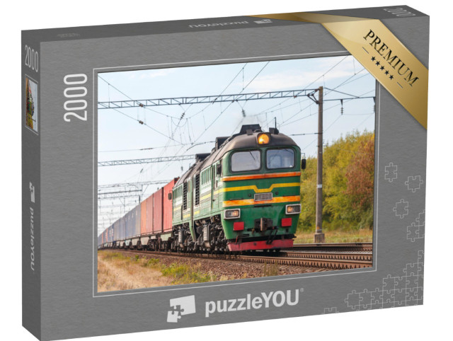 Puzzle de 2000 pièces « Une puissante locomotive diesel verte 2M62 tire un train de marchandises »