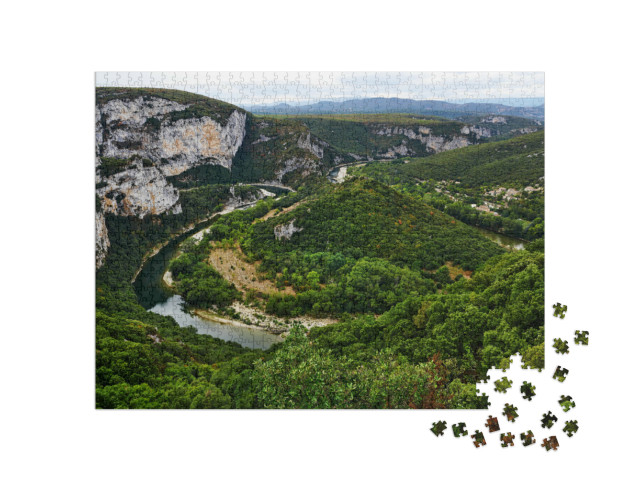 Puzzle de 1000 pièces « Vallée de rivière et de montagne dans les Gorges de l'Ardèche en France »