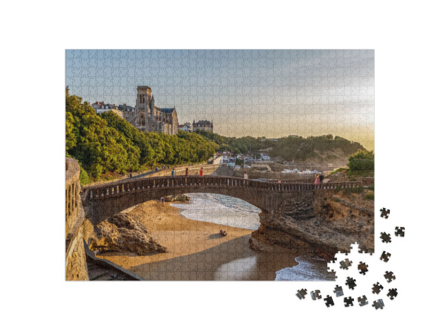 Puzzle de 1000 pièces « Biarritz, France. Vue panoramique sur le fameux pont de pierre menant au Rocher du Basta »