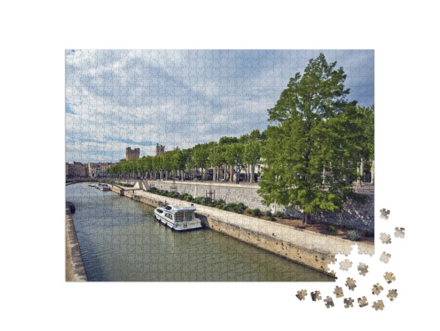 Puzzle de 1000 pièces « Vue du canal de la Robine sur le centre historique de la ville de Narbonne, Languedoc-Roussillon »