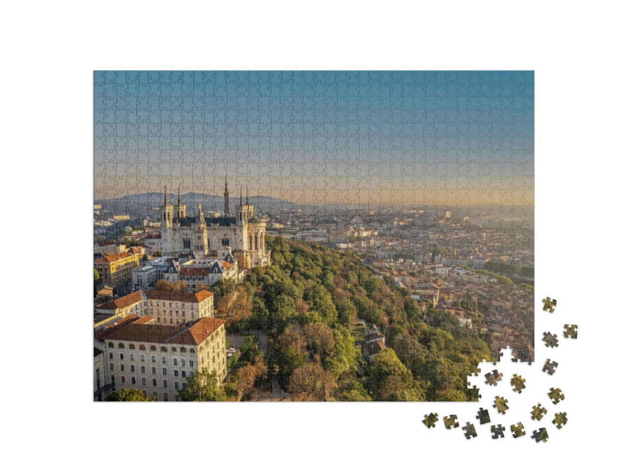 Puzzle de 1000 pièces « La basilique Notre-Dame de Fourvière et la tour métallique au lever du soleil à Lyon »