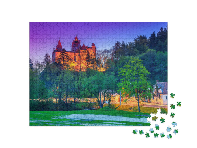 Puzzle de 1000 pièces « Château de Bran avec lumières le soir, Transylvanie, Roumanie »