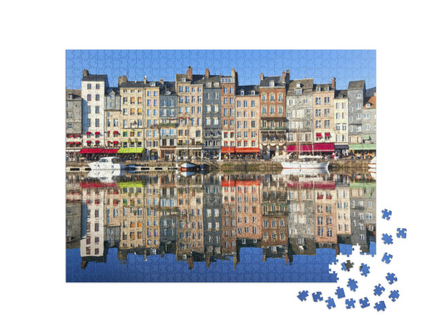 Puzzle de 1000 pièces « Port de Honfleur en Normandie, France. Des maisons colorées et leur reflet dans l'eau »