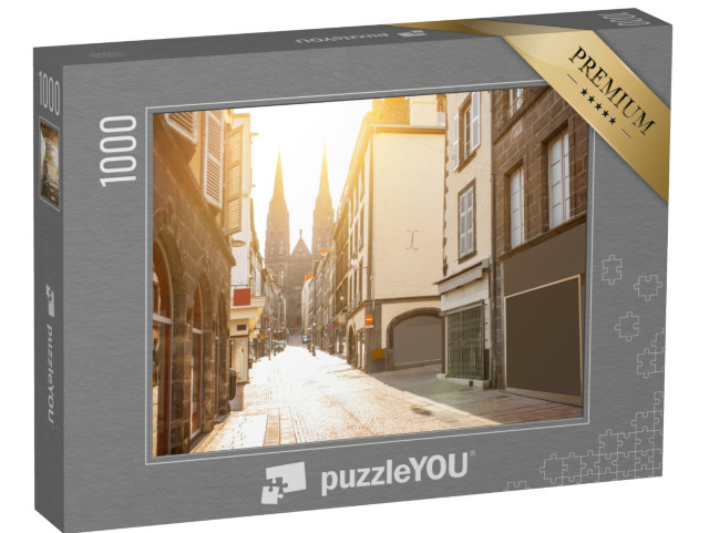 Puzzle de 1000 pièces « Vue de la rue avec la cathédrale dans la lumière du matin dans la ville de Clermont-Ferrand »