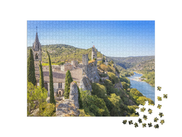 Puzzle de 1000 pièces « TitreÉglise Saint-Roch d'Aiguèze avec la rivière Ardèche en arrière-plan, France »
