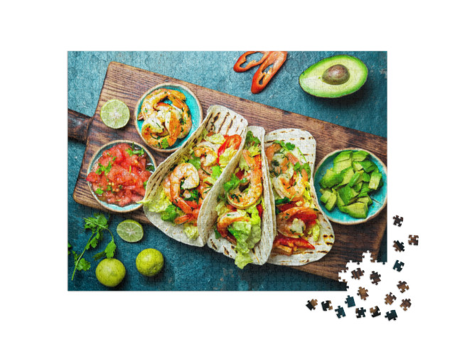 Puzzle de 1000 pièces « Cuisine mexicaine : tacos de crevettes avec salsa, légumes et avocat »