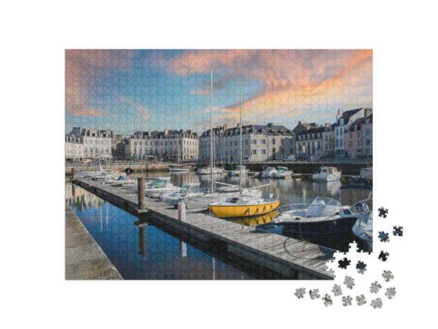 Puzzle de 1000 pièces « Vannes, ville médiévale en Bretagne, bateaux dans le port, avec des maisons typiques »