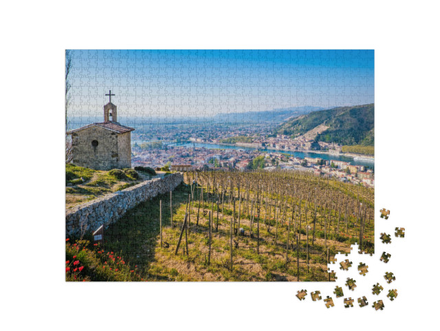 Puzzle de 1000 pièces « Vue sur la chapelle Saint Christophe et la ville de Tain l'hermitage »