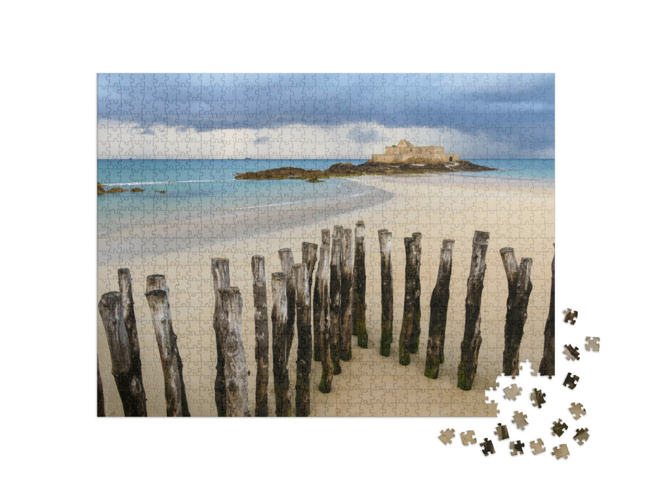Puzzle de 1000 pièces « Fort National à Saint-Malo et troncs de brise-lames sur la plage d'Eventail à marée basse, Bretagne »