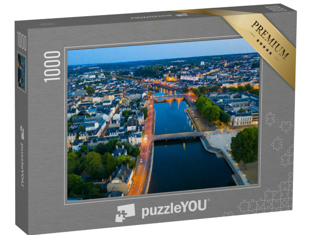 Puzzle de 1000 pièces « Vue aérienne du soir de la ville de Laval et de la rivière Mayenne. France »