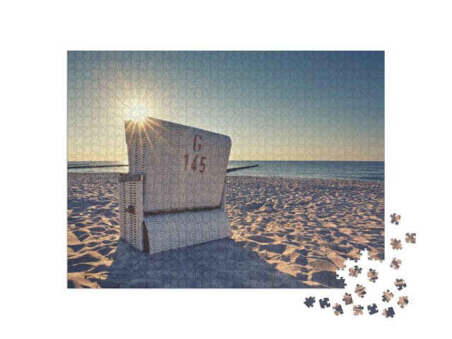 Puzzle de 1000 pièces « Coucher de soleil avec une chaise de plage blanche sur la mer Baltique »