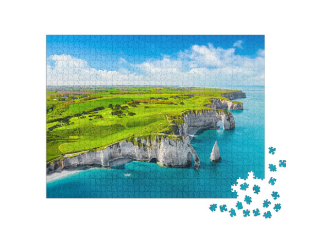 Puzzle de 1000 pièces « Vue aérienne de la belle falaise d'Etretat. Normandie, France, La Manche ou la Manche »