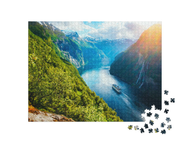 Puzzle de 1000 pièces « Vue sur le Sunnylvsfjorden : Fjord avec bateau de croisière et cascade, Norvège »