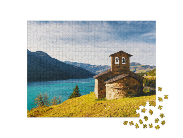 Puzzle de 1000 pièces « Vue pittoresque d'une chapelle en pierre au lac de Roselend dans les Alpes françaises »