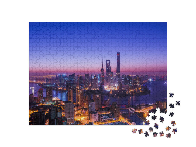 Puzzle de 1000 pièces « Skyline de Shanghai dans la lumière bleue et rouge du soir »