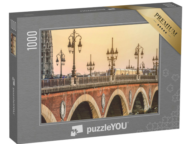 Puzzle de 1000 pièces « Tramway sur le Pont de Pierre avec l'église St Michel à Bordeaux au coucher du soleil »