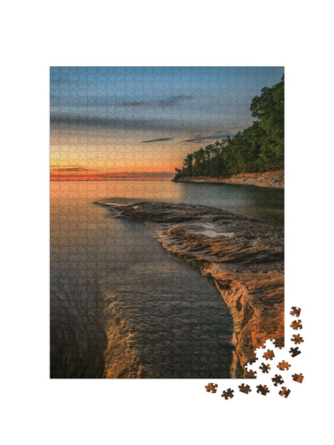 Puzzle de 1000 pièces « Coucher de soleil sur le Pictured Rocks National Lakeshore, Lake Superior, Michigan »
