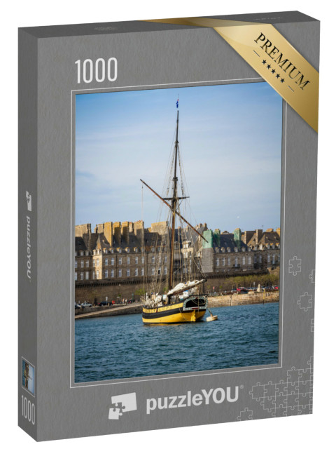 Puzzle de 1000 pièces « Vieux bateau corsaire dans le port de Saint-Malo au coucher du soleil, Bretagne, France »
