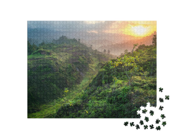 Puzzle de 1000 pièces « Lever de soleil au printemps sur le paysage montagneux de la forêt tropicale »