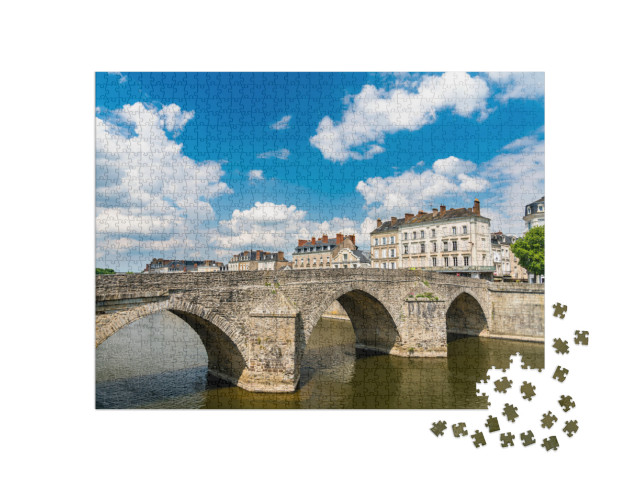 Puzzle de 1000 pièces « Ancien pont de pierre sur la rivière Mayenne à Laval - Pays de la Loire, France »