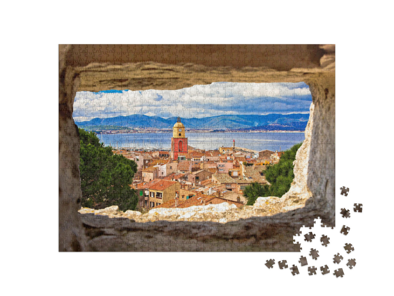 Puzzle de 1000 pièces « Vue sur le clocher de l'église et les vieux toits du village de Saint Tropez à travers une fenêtre en pierre »