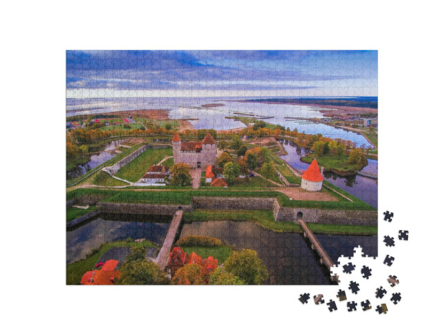 Puzzle de 1000 pièces « Vue aérienne de la ville de Saaremaa avec le château au centre »