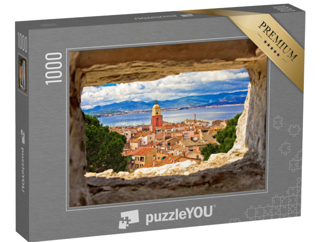 Puzzle de 1000 pièces « Vue sur le clocher de l'église et les vieux toits du village de Saint Tropez à travers une fenêtre en pierre »