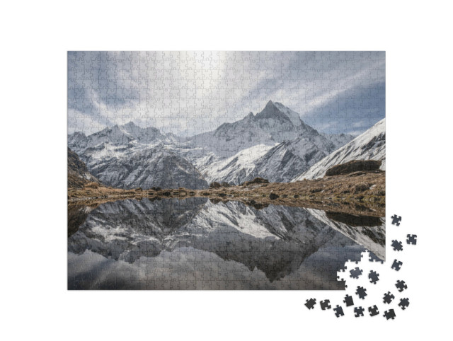 Puzzle de 1000 pièces « Reflet parfait dans un lac de montagne clair - Annapurna Trekking Route, Himalalya »