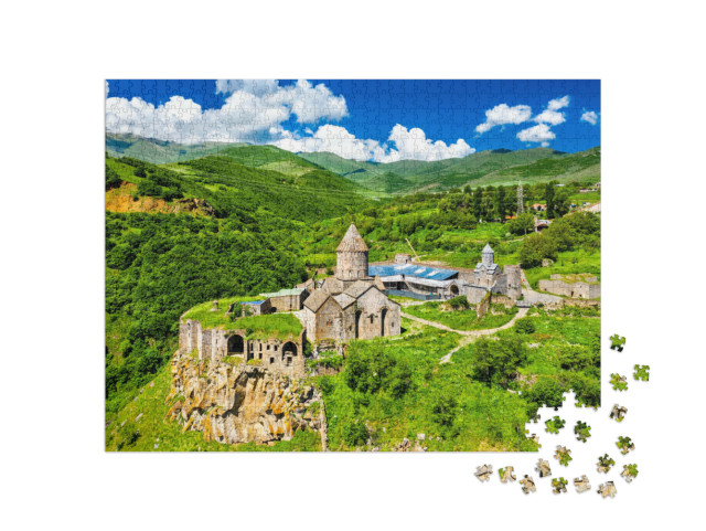 Puzzle de 1000 pièces « Vue aérienne du monastère de Tatev, patrimoine mondial de l'UNESCO, Arménie »