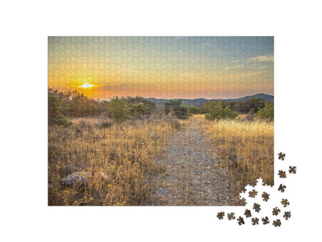Puzzle de 1000 pièces « Sentier de randonnée au sommet d'une montagne dans le Parc national des Cévennes, sud de la France »