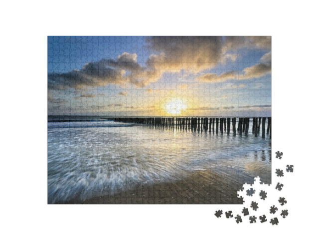 Puzzle de 1000 pièces « Coucher de soleil orageux sur la côte de la mer du Nord »